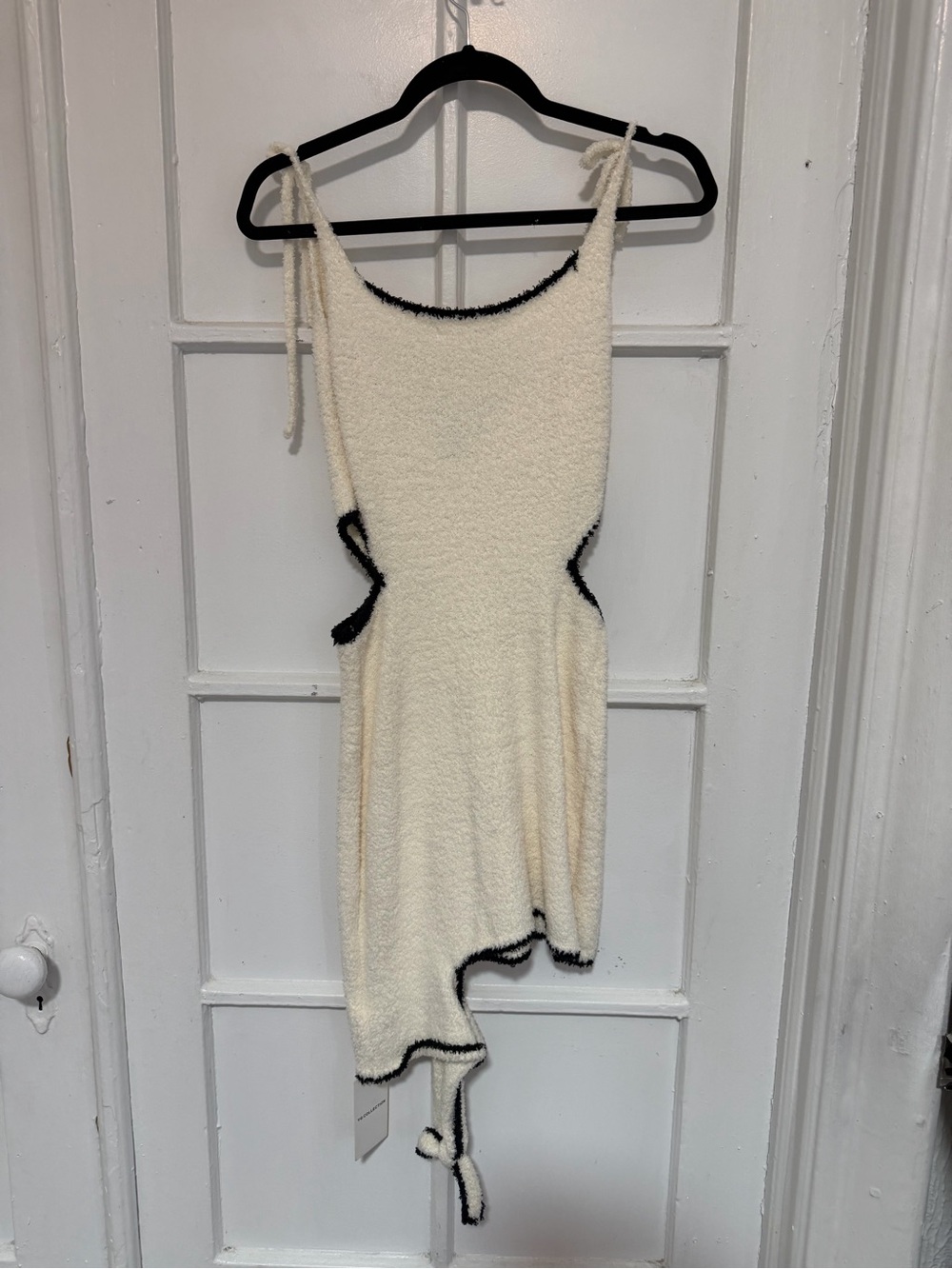 Cream Textured Slip with Black Trim Tie Straps